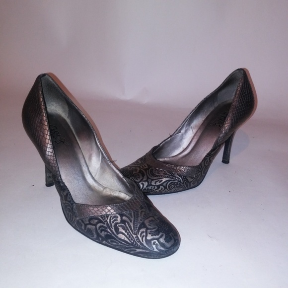 Carlos Pumps - Picture 1 of 8